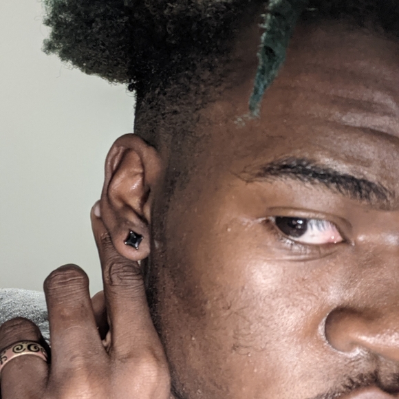 Square shaped 5mm black stud earrings - Picture 4 of 10